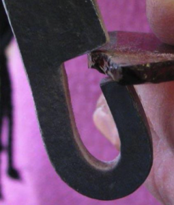 El yapımı camların pürüzlü kenarlarını düzeltmek için kullanılan geleneksel metal rodaj demiri.