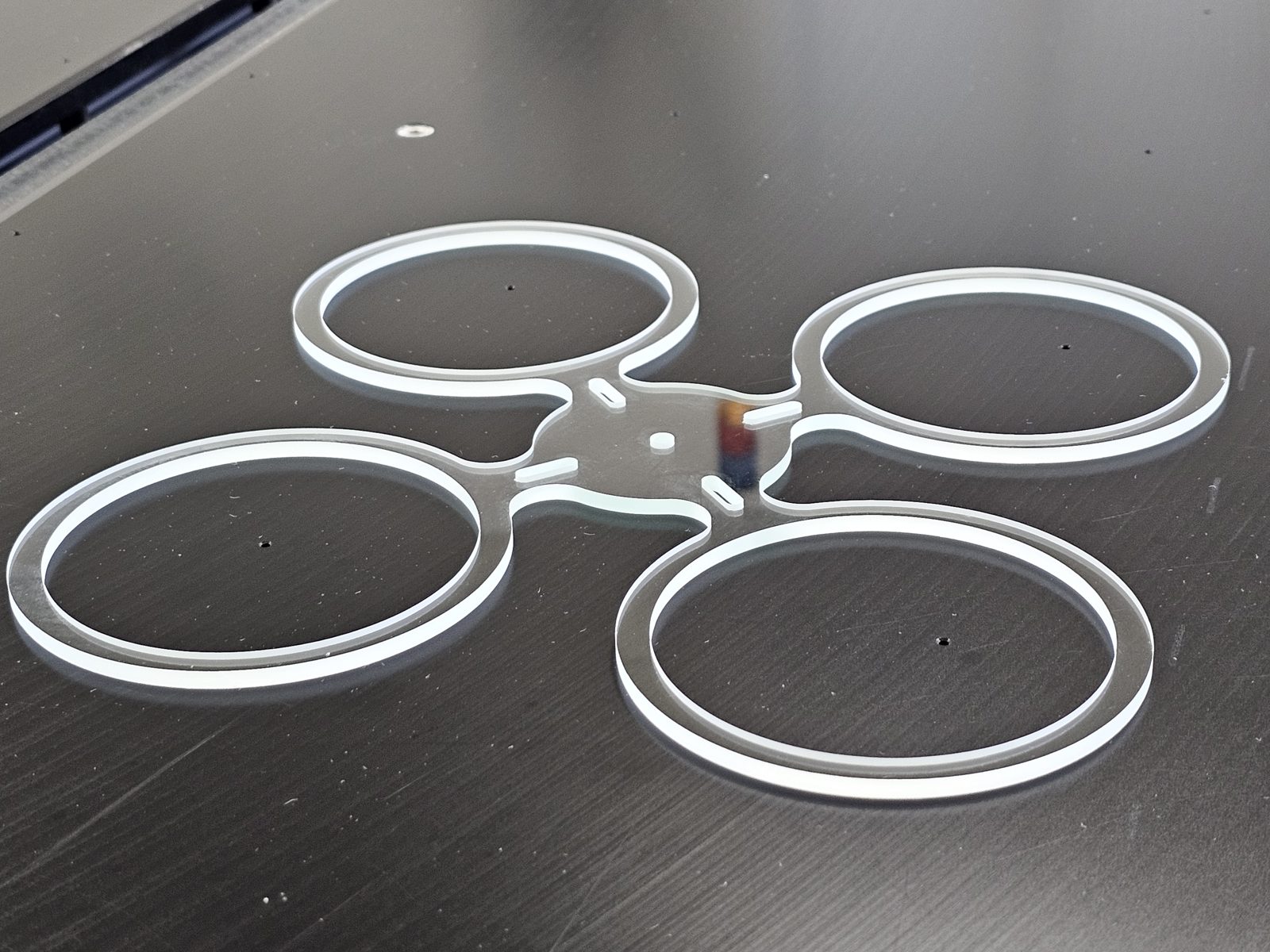 Tek cam levhadan kesilmiş incelikli halka yapısı — MDI prototipleme