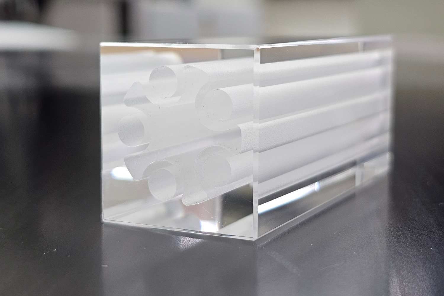 Parallele Hohlkanäle mit hauchdünnen Stegen — per Laserablation aus massivem Glas gearbeitet